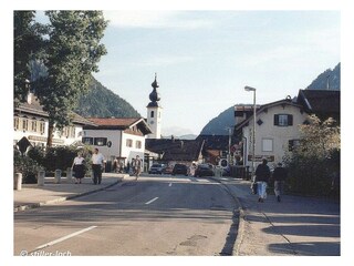 Dorfstraße mit Pfarrkirche