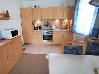 moderne Küchenzeile mit Spülmaschine