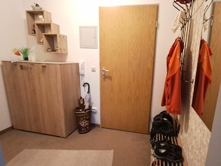 Flur mit großem Spiegel und Schuhbank