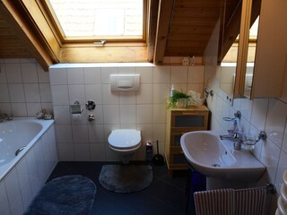 Badezimmer mit Dusche, Badewanne und WC