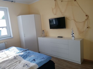Flatscreen-TV im Schlafzimmer