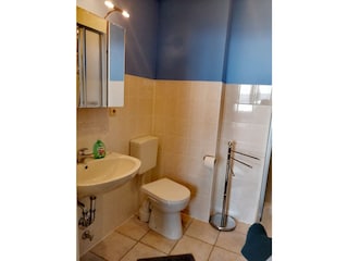 Bad mit Dusche und WC