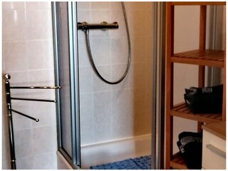 Bad mit Dusche und WC
