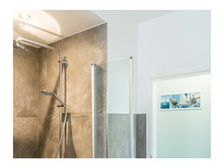 Badezimmer mit Regendusche