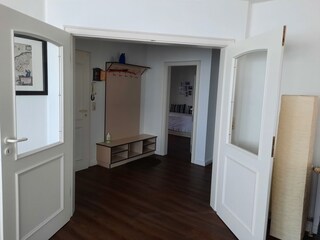 Blick vom Wohnbereich in den Flur