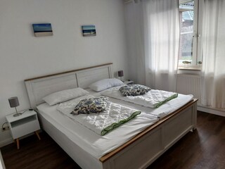gr. Schlafzimmer Blick zum Fenster