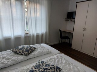gr. Schlafzimmer Blick vom Bett