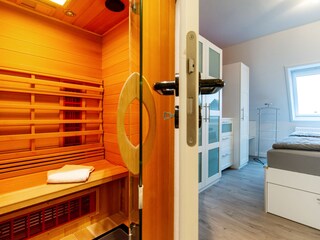 Blick vom Bad ins Schlafzimmer