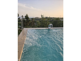 Pool  mit Massage und Wasserfall