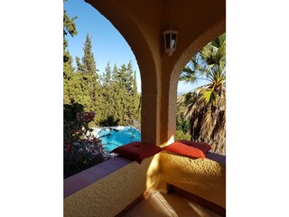 Blick auf den Pool von der Terrasse