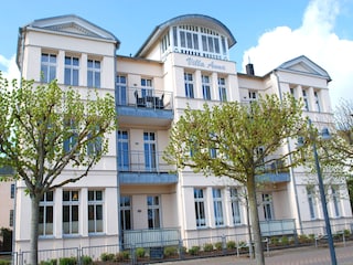 Blick von der Strandpromenade auf das Haus
