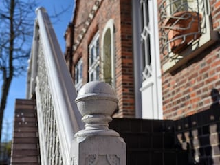 Die alte Fassade stellt einen Kontrast zur modernen Inneneinrichtung des Hauses dar.