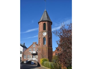 Der im Jahr 1886 erbaute Glockenturm, das Wahrzeichen Wyks, befindet sich gegenüber des Hauses.