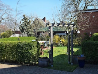 Am Haus befindet sich ein Carport mit zwei PKW-Stellplätzen sowie einem Schuppen für Ihre Fahrräder.