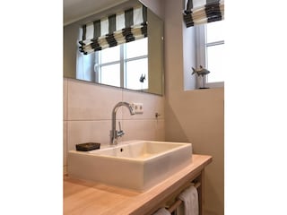 Eins der vier Bäder mit Dusche schließt an das Saunazimmer an und befindet sich im Erdgeschoss.