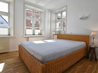 Das erste der fünf Schlafzimmer liegt im Erdgeschoss.