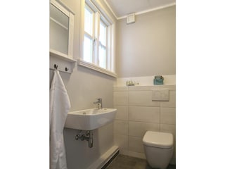 Im Erdgeschoss befindet sich ebenfalls ein Gäste-WC.