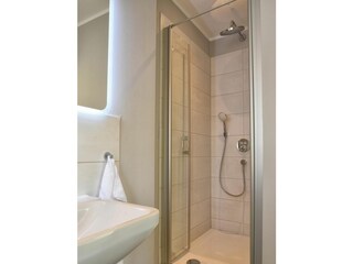 Zwei der Schlafzimmer im Obergeschoss beinhalten ein Duschbad en Suite.