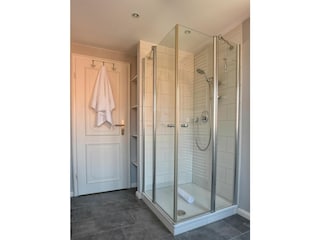 Zwei der Schlafzimmer teilen sich ein Duschbad.