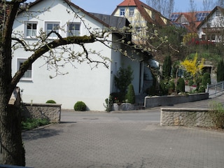 Innenhof Haupthaus mit Blick zum Ferienhaus