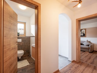 WC mit Blick in die Wohnküche