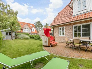 Gartenterrasse mit Strandkorb