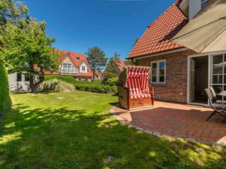 Sonnige Gartenterrasse nach Westen