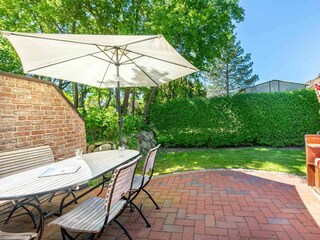 Sonnige Gartenterrasse