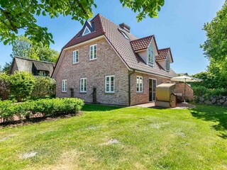 Sonniger grüner Garten