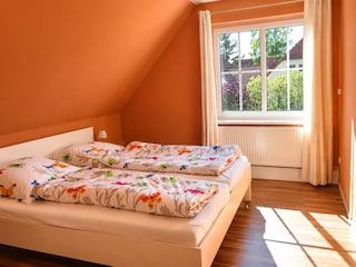 Helles, gemütliches Schlafzimmer im Obergeschoss