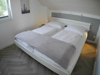 Schlafzimmer mit Doppelbett