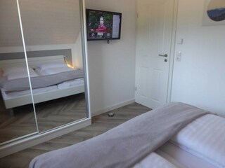 Großer Kleiderschrank und TV