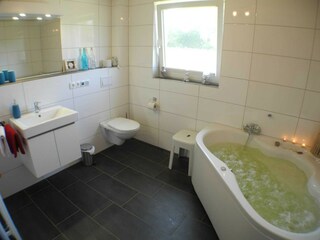 Wellnessbad mit Dusche und Whirlpool