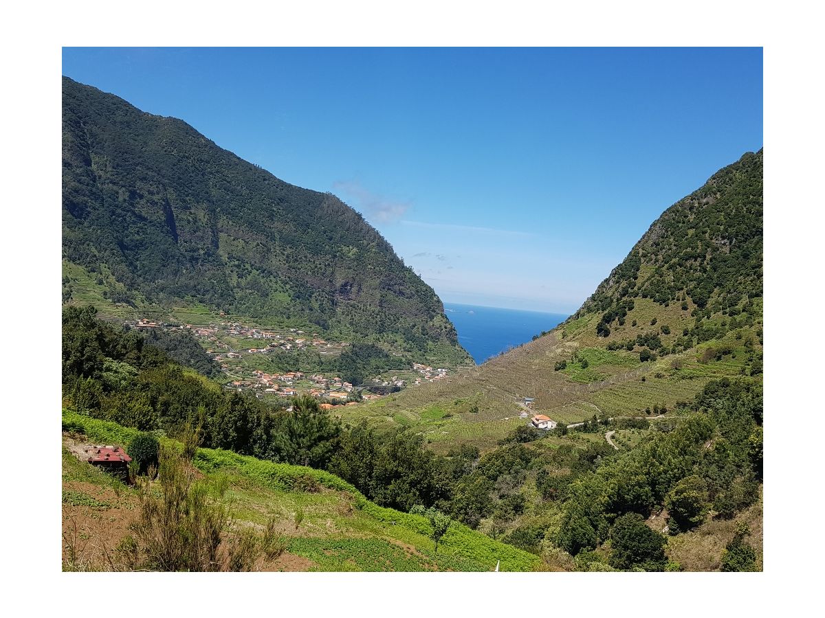 Blick vom Bergmassiv auf Sao Vicente