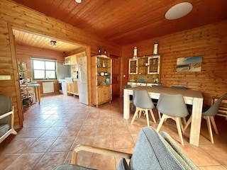 Blick in Esszimmer und Küche