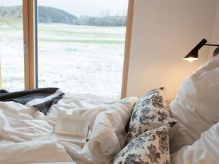 Fewo MAX Schlafzimmer mit bodentiefen Fenstern