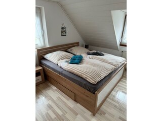 Schlafzimmer 2 im 1. OG mit neuen Doppelbett(180x200cm)