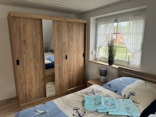 ...und  neuem großen Schiebetürenschrank