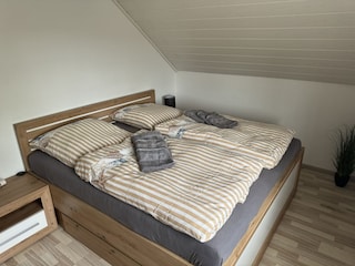 Schlafzimmer 1 im 1.OG mit neuen Doppelbett(180x200cm)