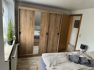 ...und neuem großen Schiebetüren-Kleiderschrank