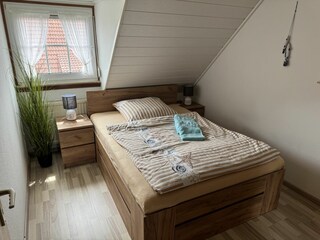 Schlafzimmer3 im 1.OG mit neuem Queens-Bett(140x200cm)