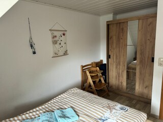 ...und neuem Schiebetüren-Kleiderschrank