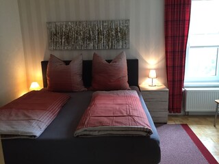 Schlafzimmer mit Boxspringbett 1,80 m x 2,00 m