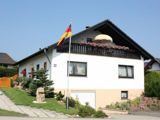 Aussenansicht mit Parkplatz