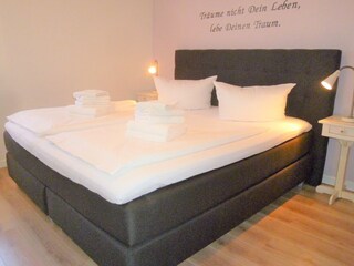 Schlafzimmer mit Boxspringbett