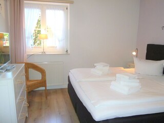 Schlafzimmer mit Boxspringbett (Bild 2)