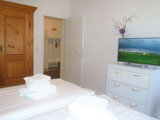 Schlafzimmer mit Blick in den Flur