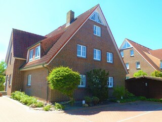 Haus mit Blick auf den PKW-Parkplatz
