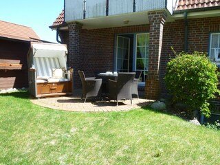eigene Terrasse mit Strandkorb und Gartenmöbeln