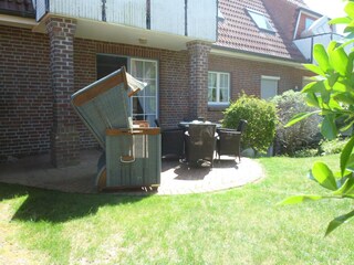 eigene Terrasse mit Strandkorb und Gartenmöbeln